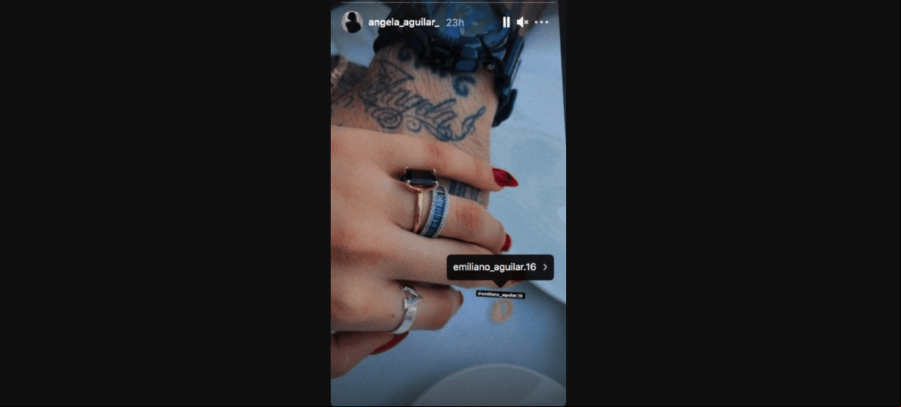 Ángela Aguilar exhibió a su hermano mayor y el peculiar tatuaje de su mano