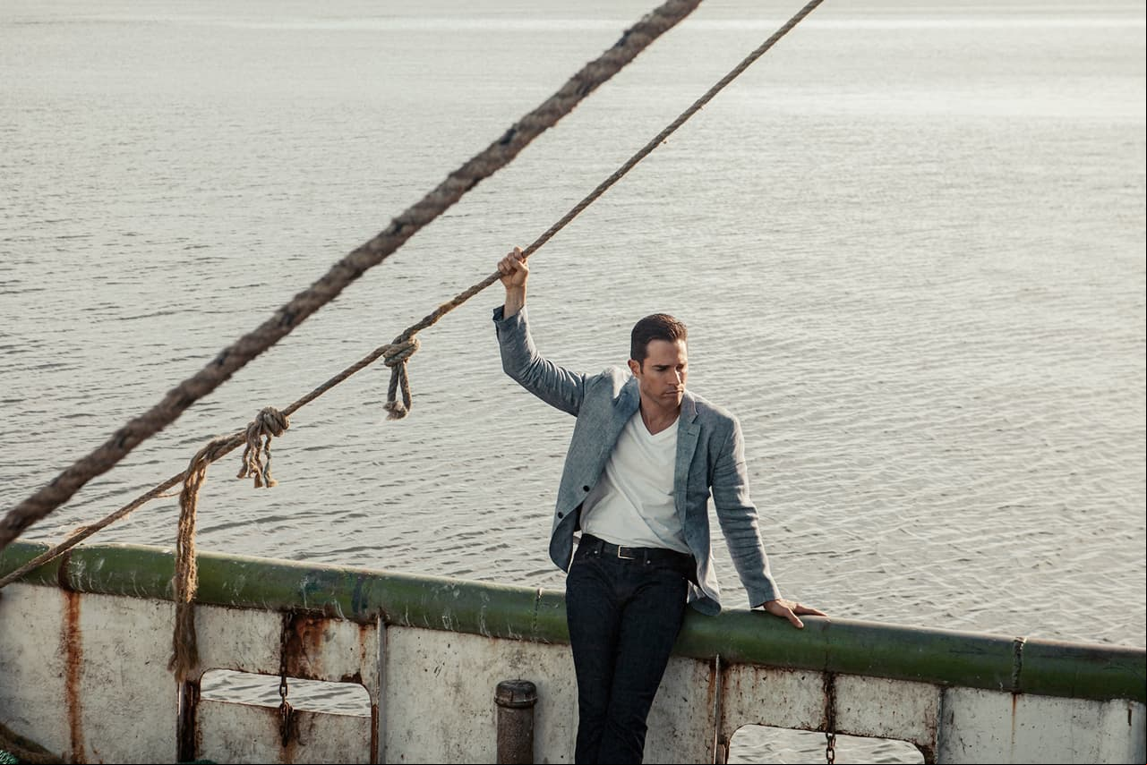 Y posando frente al mar como todo un galán.
<br>
<br>
<i>'El Dragón', gran estreno 4 de mayo a las 9:30 pm. con Las Estrellas.</i>