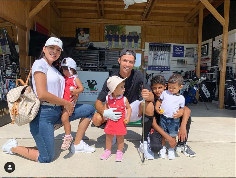 Cristiano Ronaldo anunció en junio de 2017 la llegada de sus mellizos Eva y Mateo, a los que tuvo a través de la gestación subrogada, como lo hizo con su hijo mayor. Al poco tiempo, el futbolista volvió a ser padre junto a su novia Georgina Rodríguez.