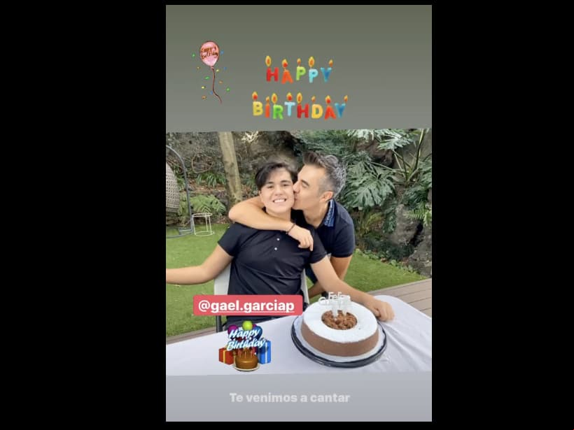 Adrián Uribe celebra a su hijo Gael con un pastel.