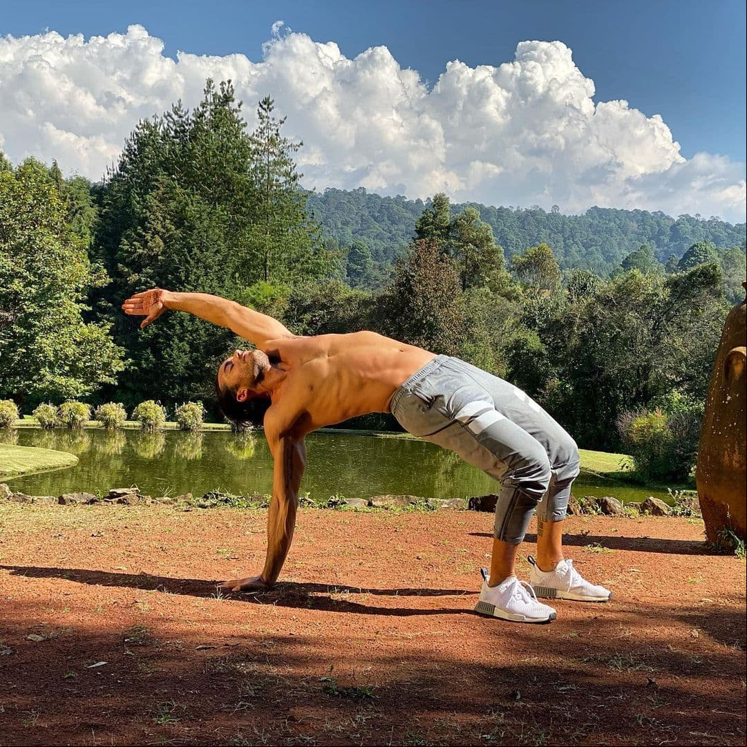 En los dos últimos años, el actor se ha dedicado a trabajar en su espiritualidad y para ello se basa en el Yoga, compartiendo con sus seguidores en Instagram algunas de sus rutinas.
