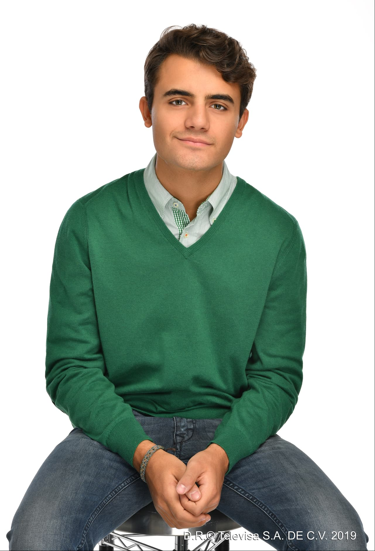 "Emilio Bernal" (Germán Bracco) es hijo de "Carlos" y la primera esposa de éste. Tras la separación de sus padres se volvió rebelde y no está cómodo siendo el hijo del presidente. Enfrenta constantemente a su padre y todos desean que sea abogado, pero él tiene otros planes. Es intolerante y desafiante. Tiene sueños, pero está tan enojado que le cuesta aprovechar lo que tiene.