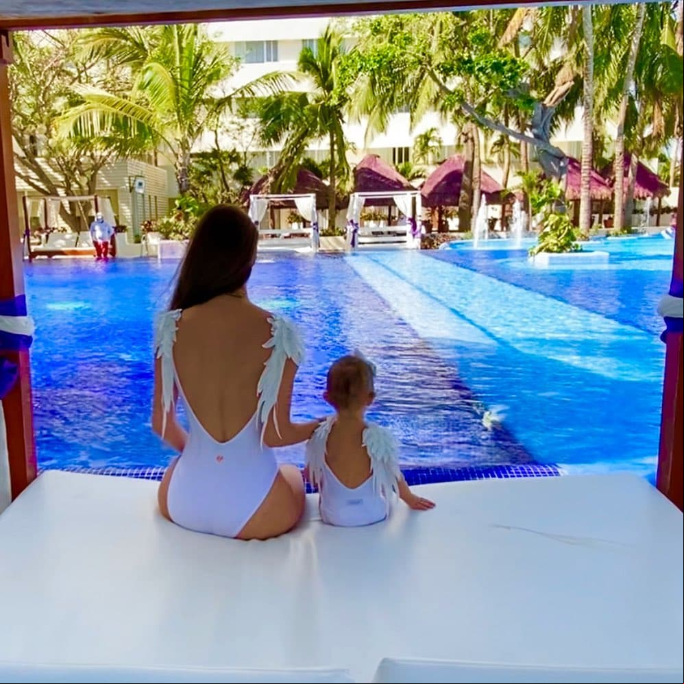 Finalmente, Marlene Favela impactó a sus seguidores al lucir un increíble traje de baño idéntico al de su hija Bella, quien posó junto a ella a la orilla de la piscina. “Tú y yo @bellaseely_ mi paraíso!”.