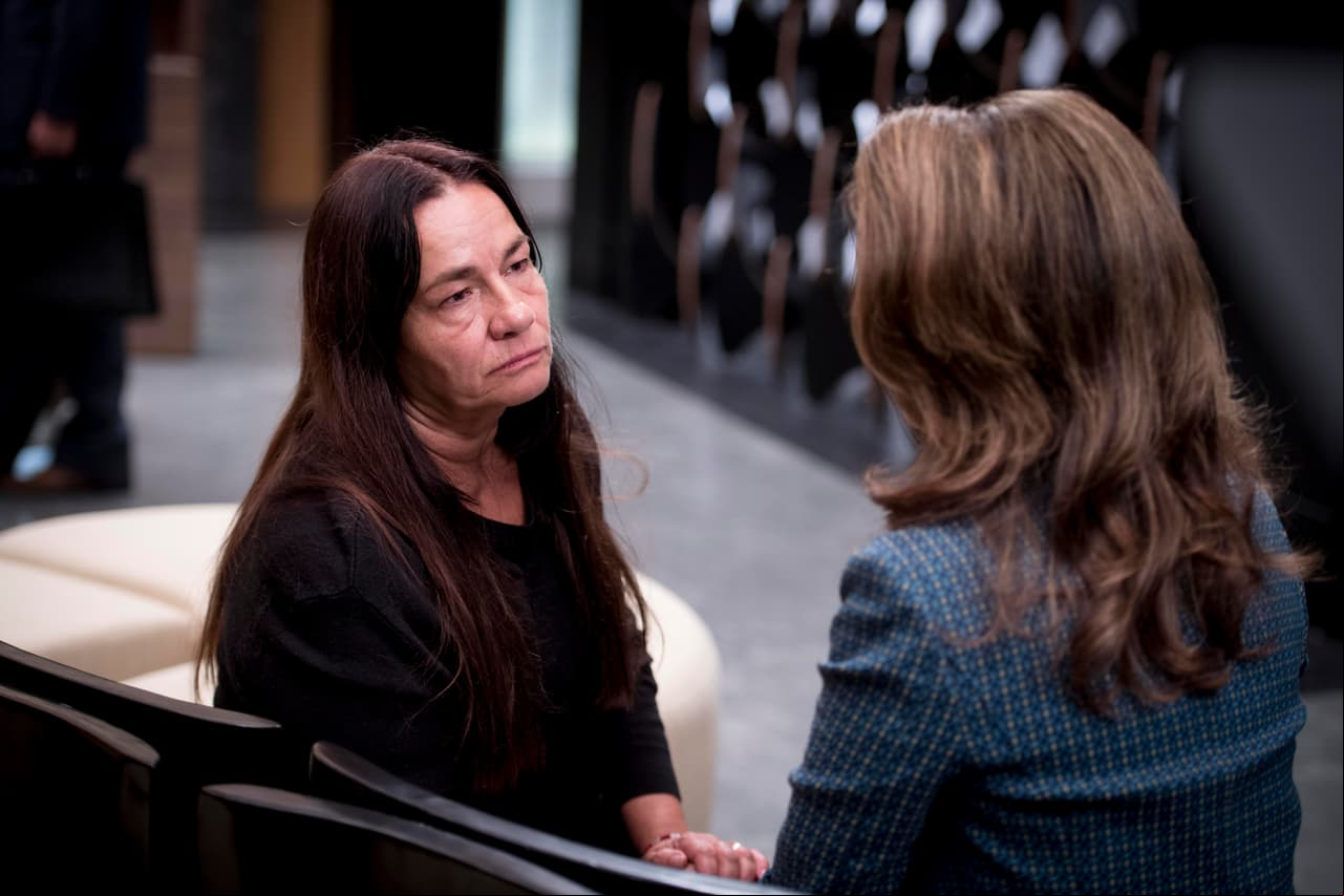 Elvira Monsell regresa a la pantalla chica en "Por amar sin ley" interpretando a la madre de Ramón, un hombre que es asesinado imprudencialmente por la policía de Estados Unidos.