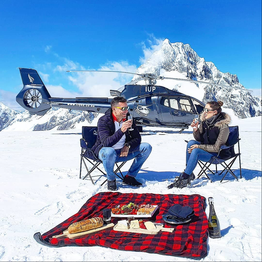 Al día siguiente, la pareja realizó un viaje en helicóptero al monte Tutoko, un lugar rodeado de nieve en el que disfrutaron de un luch antes de continuar con el recorrido.