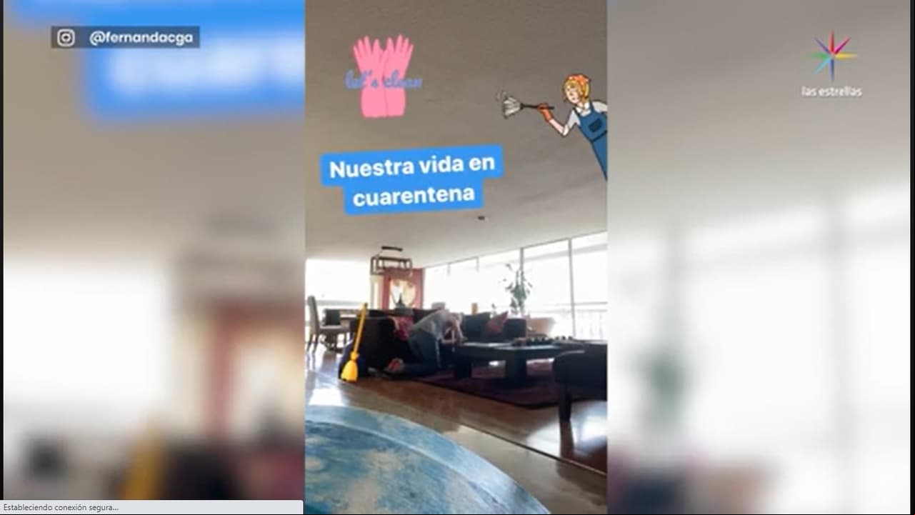 Su sala y comedor quedaron al descubierto en una historia que subió hace unos meses en su cuenta oficial de Instagram, donde se observa que el departamento cuenta con amplios ventanales.