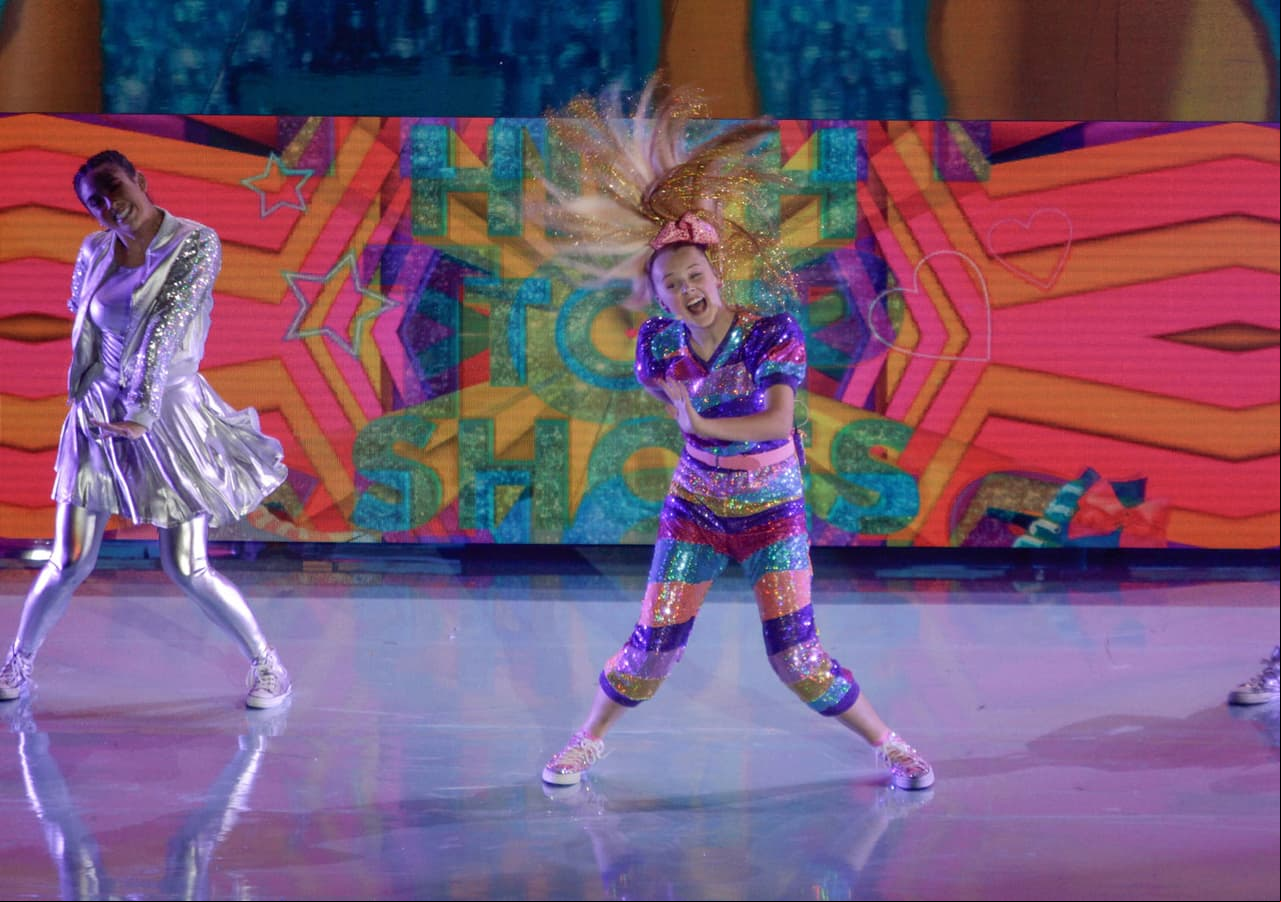 La actriz, bailarina y celebridad de la web estadounidense, JoJo Siwa, se presentó con mucho brillo en esta gala.