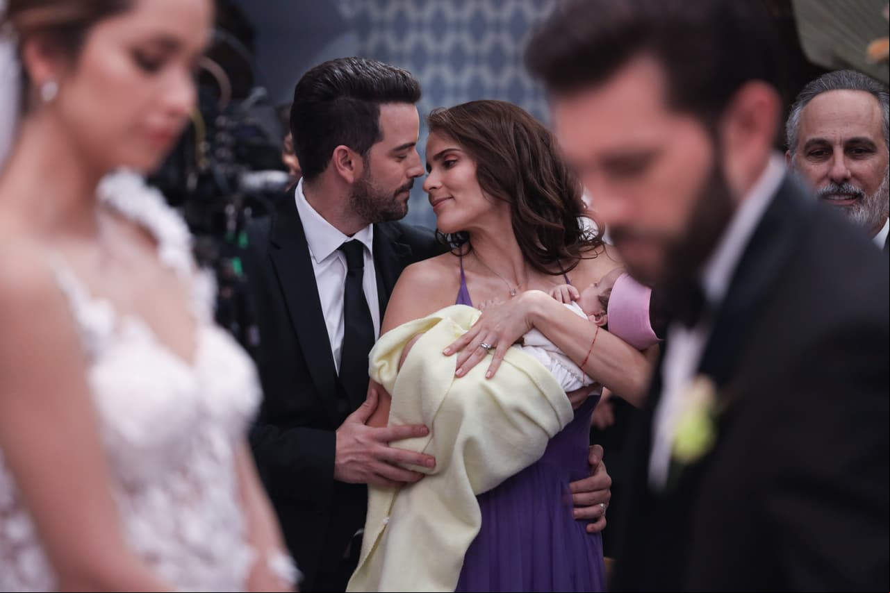 'Patricio' y 'Regina' aprovecharon el romance en el aire para demostrarse su amor.