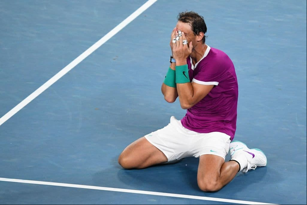 Rafael Nadal lo hace y se convierte en el primer tenista en la historia de este deporte que suma su vigésimo primer título de Grand Slam en el Abierto de Australia tras derrotar al ruso Daniil Medvedev en parciales de 2-6, 6-7(5), 6-4, 6-4 y 7-5, con una duración de cinco horas y 25 minutos de juego.