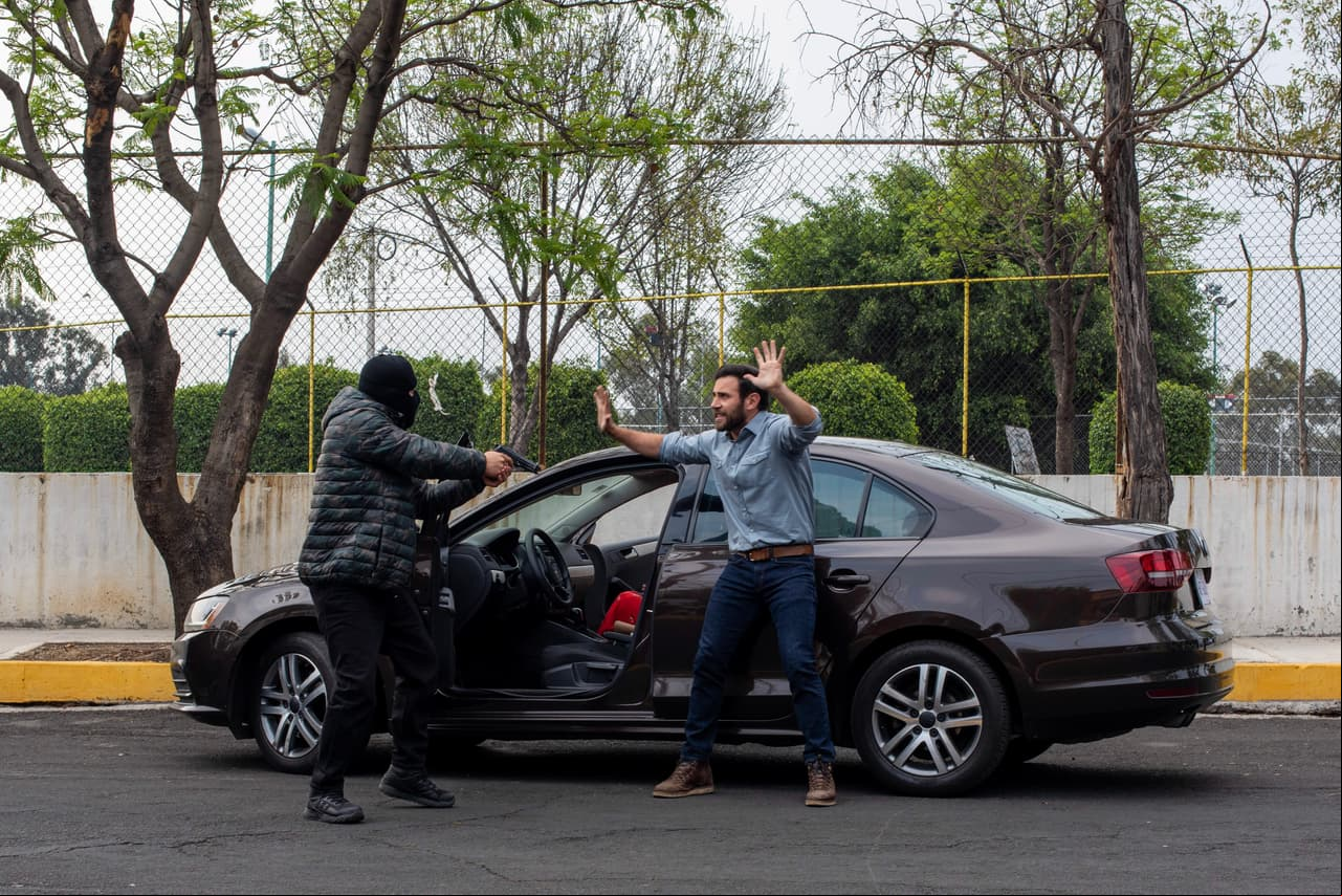 En el final de "Fuego Ardiente", 'Joaquín' continuó con su venganza contra 'Gabriel' y 'Alexa', más al saber que ambos son amantes y que lo estuvieron engañando por mucho tiempo. Sus hombres le tendieron una emboscada a los protagonistas y los secuestran.