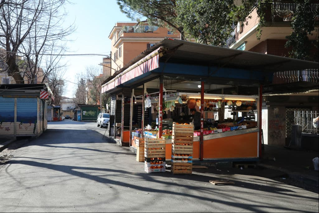 Roma, Italia.
<br>
<br>El mercado de la Piazza Rosolino no tiene clientes que vayan a consumir sus frescos productos.