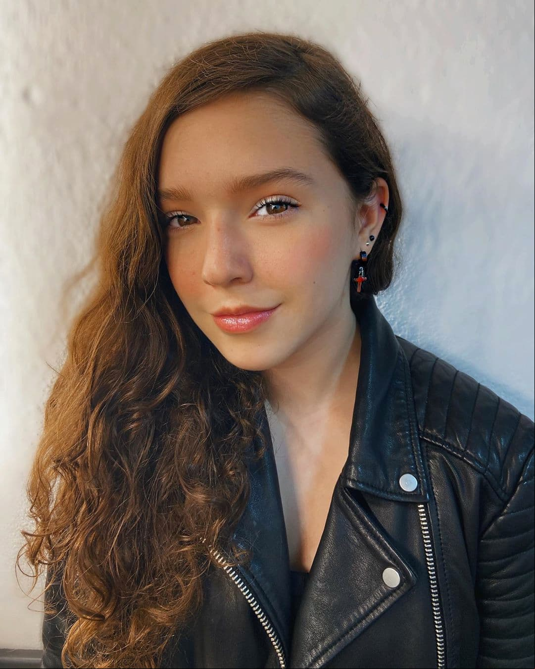 Aunque se desconoce cómo celebrarán el cumpleaños de Mía Rubín Legarreta, la joven ha aprovechado la cuarentena para subir nuevos videos a su canal de Youtube, como el pasado 1 de abril cuando interpretó ‘Mediocre’ de Ximena Sariñana.