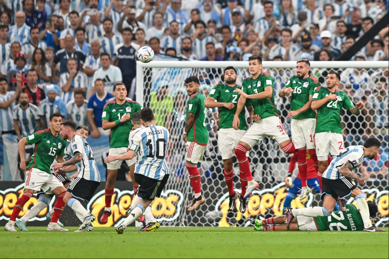 La Selección de Argentina sacó los tres puntos tres vencer a México por dos goles contra cero con las anotaciones de Messi y Fernández en el segundo tiempo con lo que se coloca en el segundo lugar del Grupo C y México cae al sótano.
