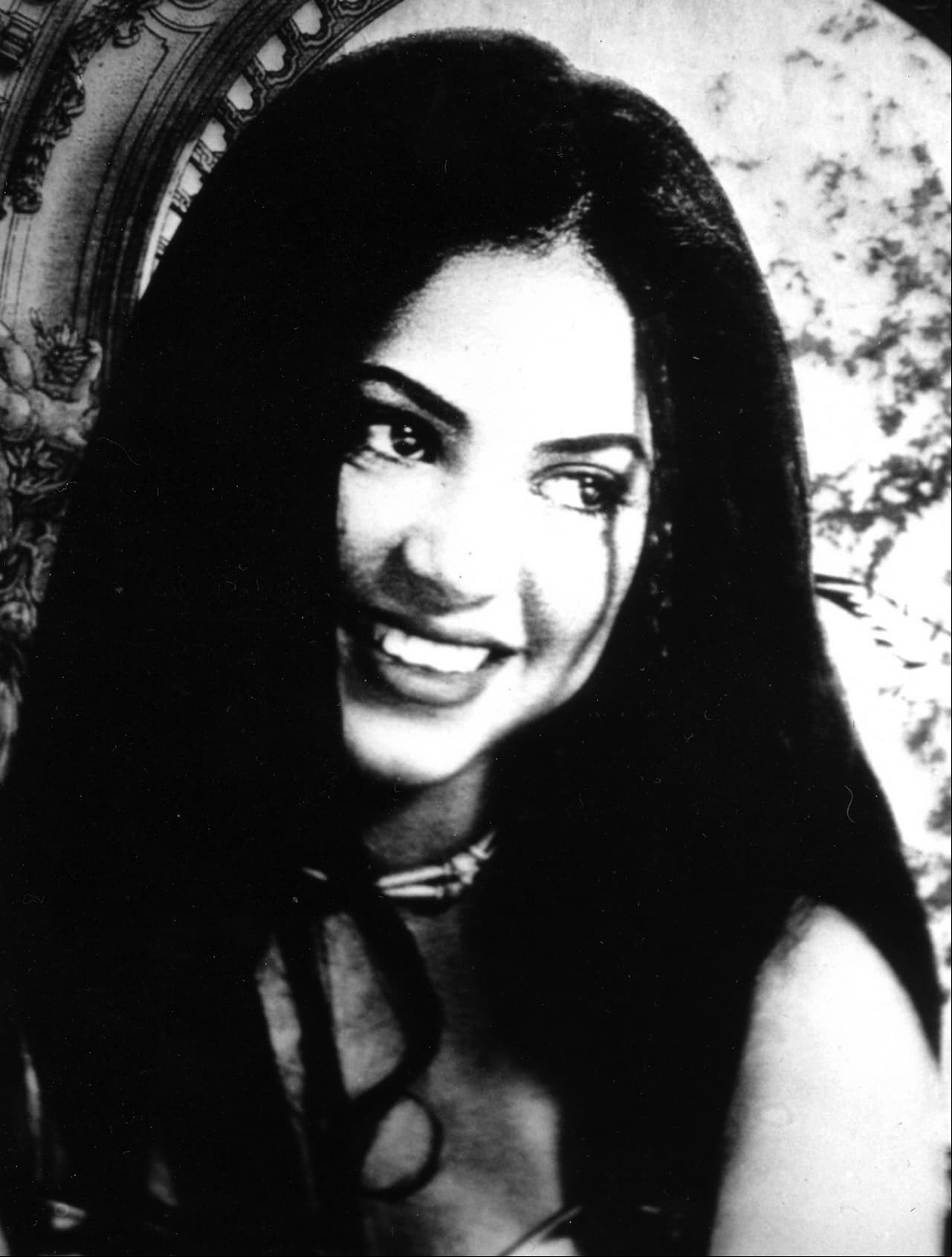 Shakira Isabel Mebarak Ripoll nació el 2 de febrero de 1977 en Barranquilla, Colombia. A los cuatro años escribió su primer poema, que tituló ‘La Rosa de Cristal’. A la edad de ocho años escribió su primera canción titulada ‘Tus Gafas Oscuras’, la cual le dedicó a su papá.