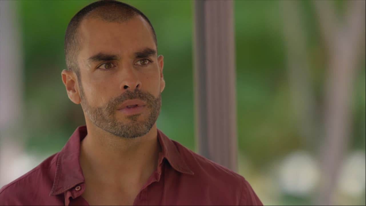 'Rigoberto' trata de hablar con 'Rafael' y le confiesa que tiene una amante.