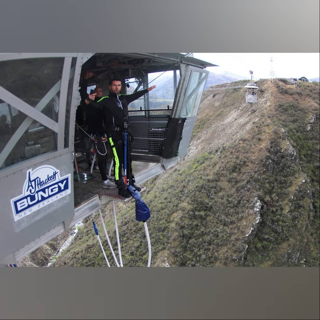 Martín es fanático de los deportes extremos, por ello no perdió la oportunidad y se lanzó del bungy en Queenstown, al igual que Jacky, y el momento quedó captado en sus redes sociales.