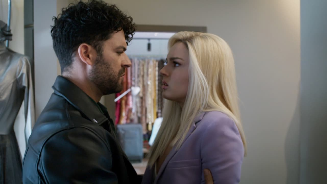 Lo que 'Esteban' no se imagina es que su querida 'Paula' tiene un amante: 'Álvaro', al que termina después de la pedida matrimonial.