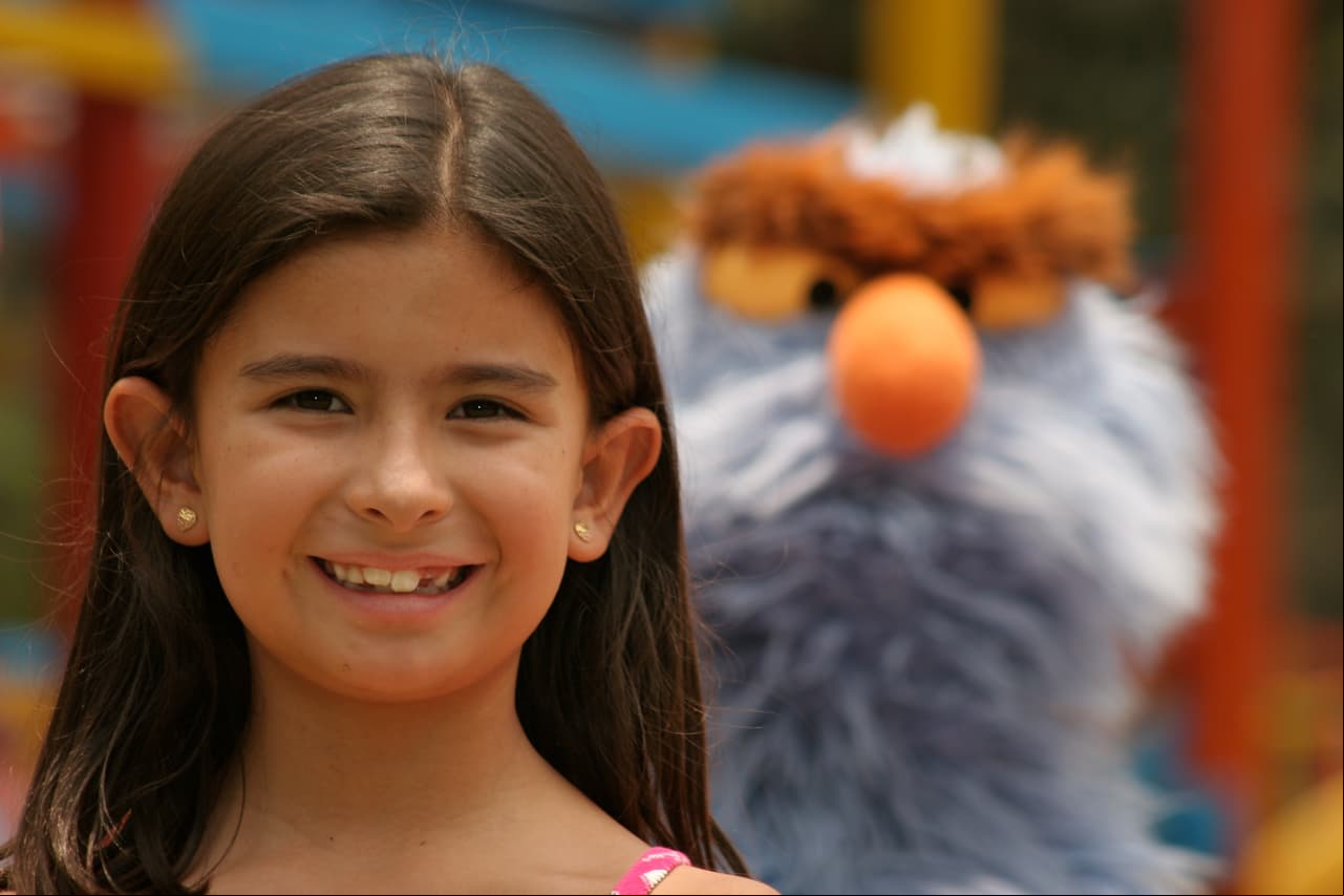 Desde muy pequeña mostró sus ganas por seguir los pasos de su famoso padre. Así que en 2009 participó en la temporada 12 del programa Plaza Sésamo.