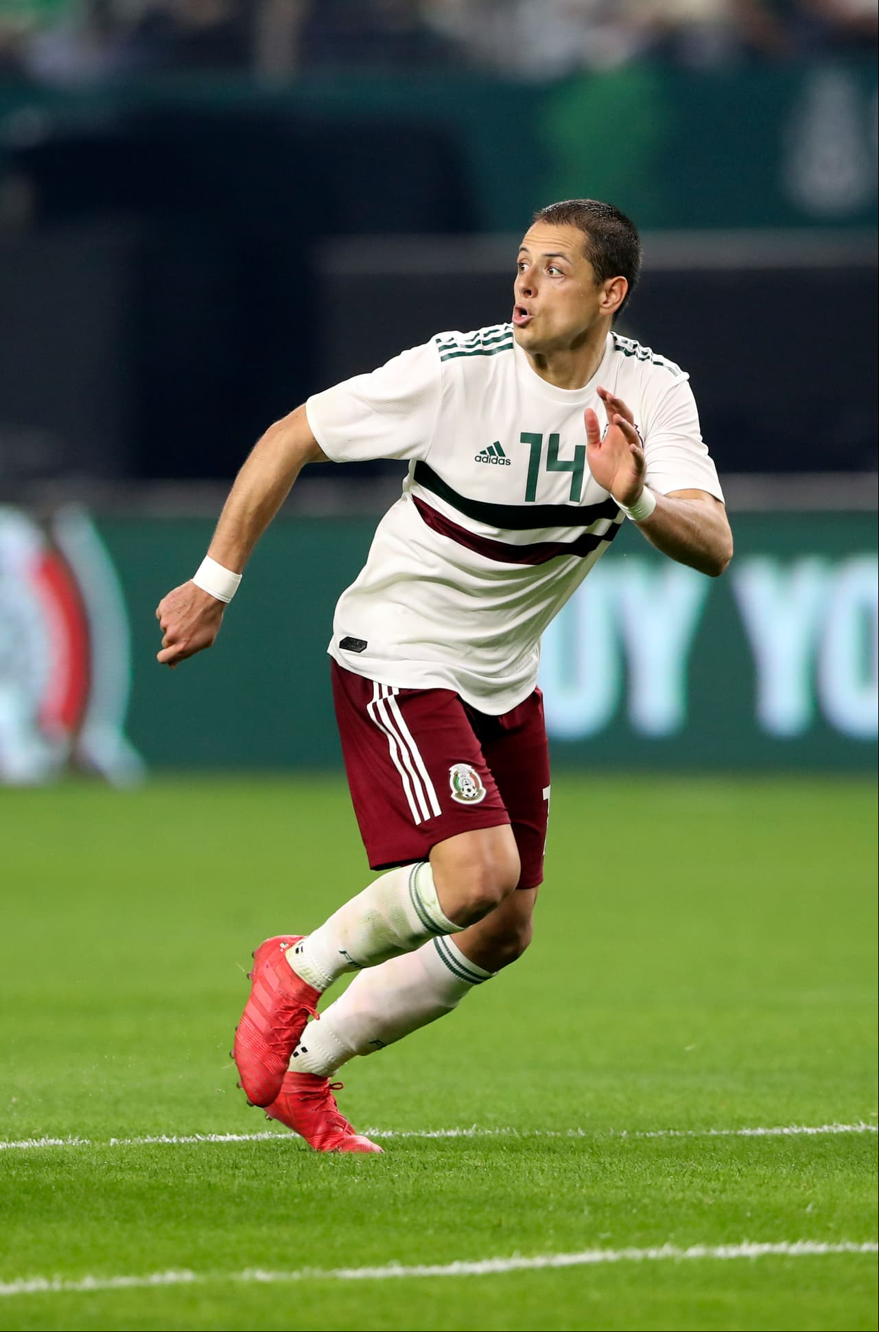 ‘El Chicharito’ se come a besos a su novia en candente foto