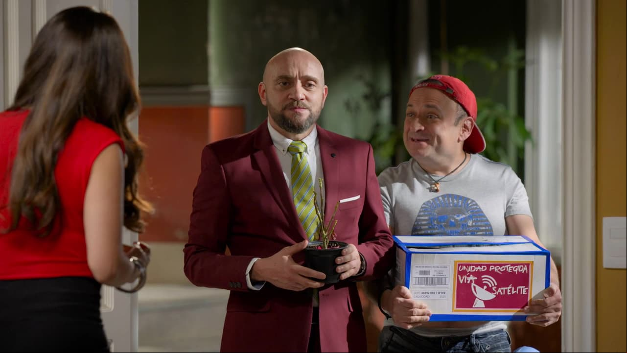 Germán llega en el peor momento, justo cuando Luis quiere invitar a salir a Silvia, los interrumpe y se queda de chismoso.