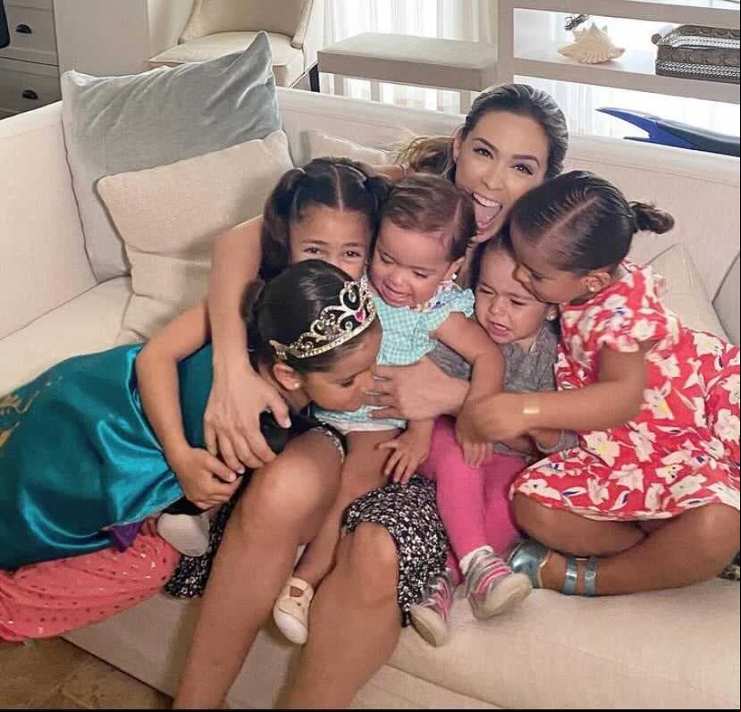 Durante el confinamiento por el coronavirus, Jacky, Martín y sus hijas permanecieron en este hogar, pero regularmente viajan constantemente entre México y Estados Unidos por cuestiones de trabajo de ambos.
<br>
<br>Por lo que se ve en las postales, la casa cuenta con colores claros y amplios espacios para que sus hijas tengan el espacio suficiente para disfrutar.