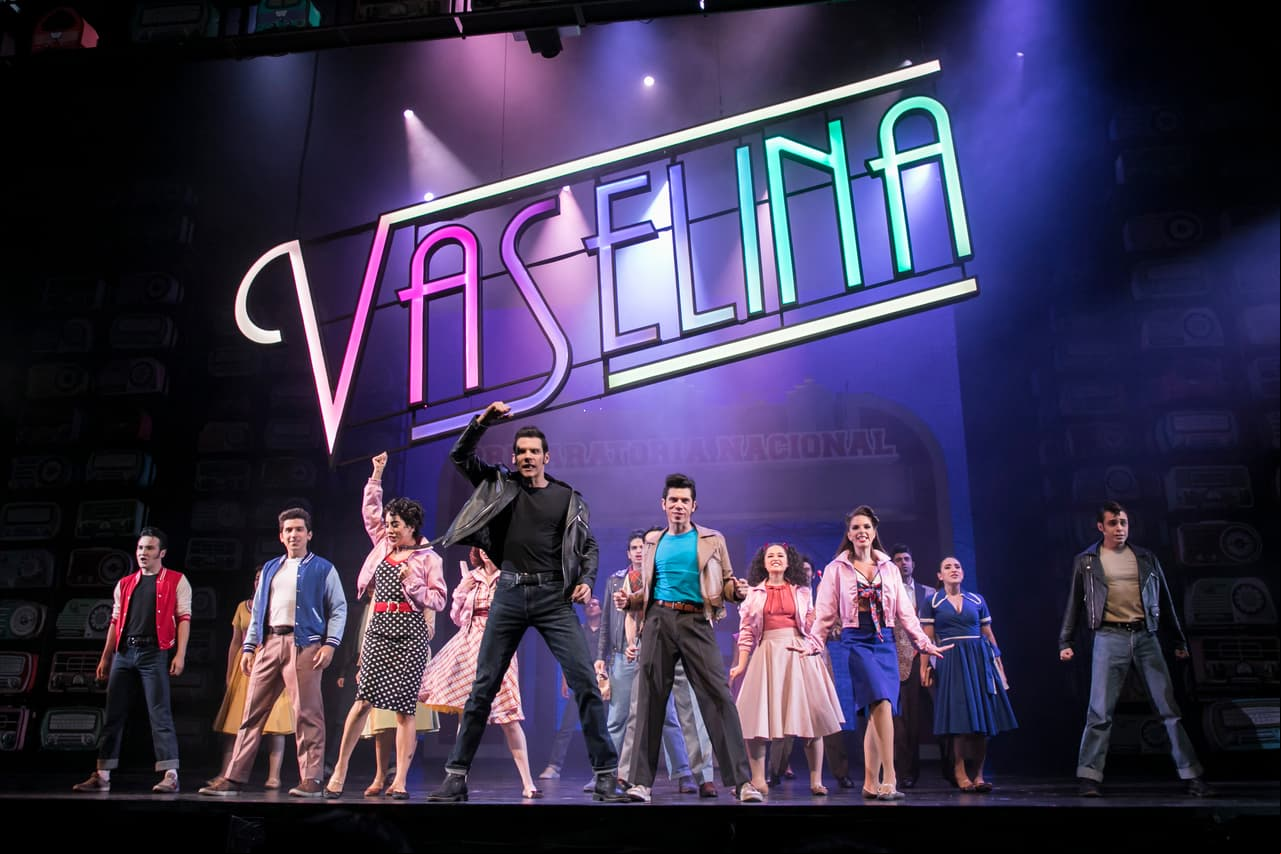 Qué viva el rock and roll, los autos, las crinolinas y el pelo engomado. ¡El musical Vaselina regresa a México!