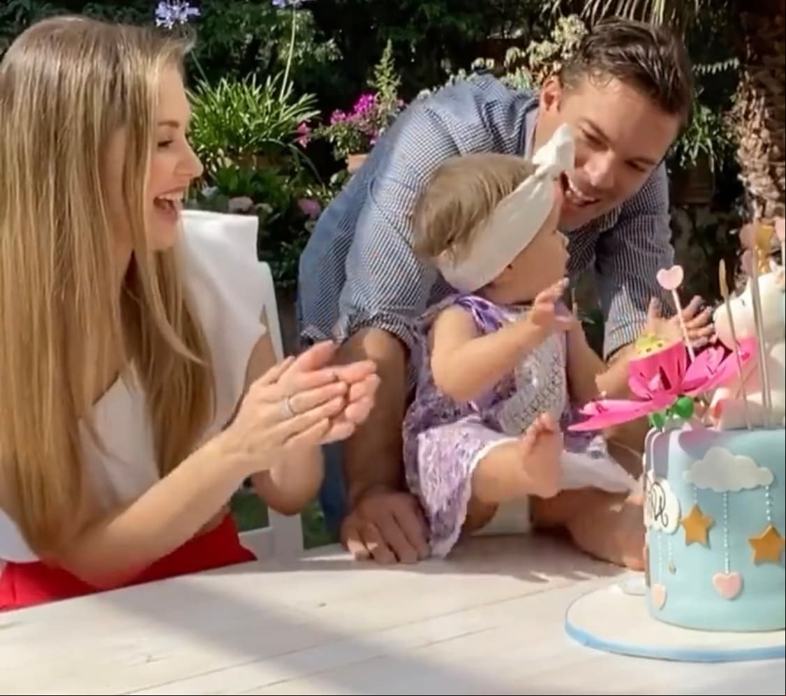 De igual manera, además de las imágenes, Martz posteó un video del momento en que le cantan "Las mañanitas" a la niña y ella aplaude al ritmo de la canción.