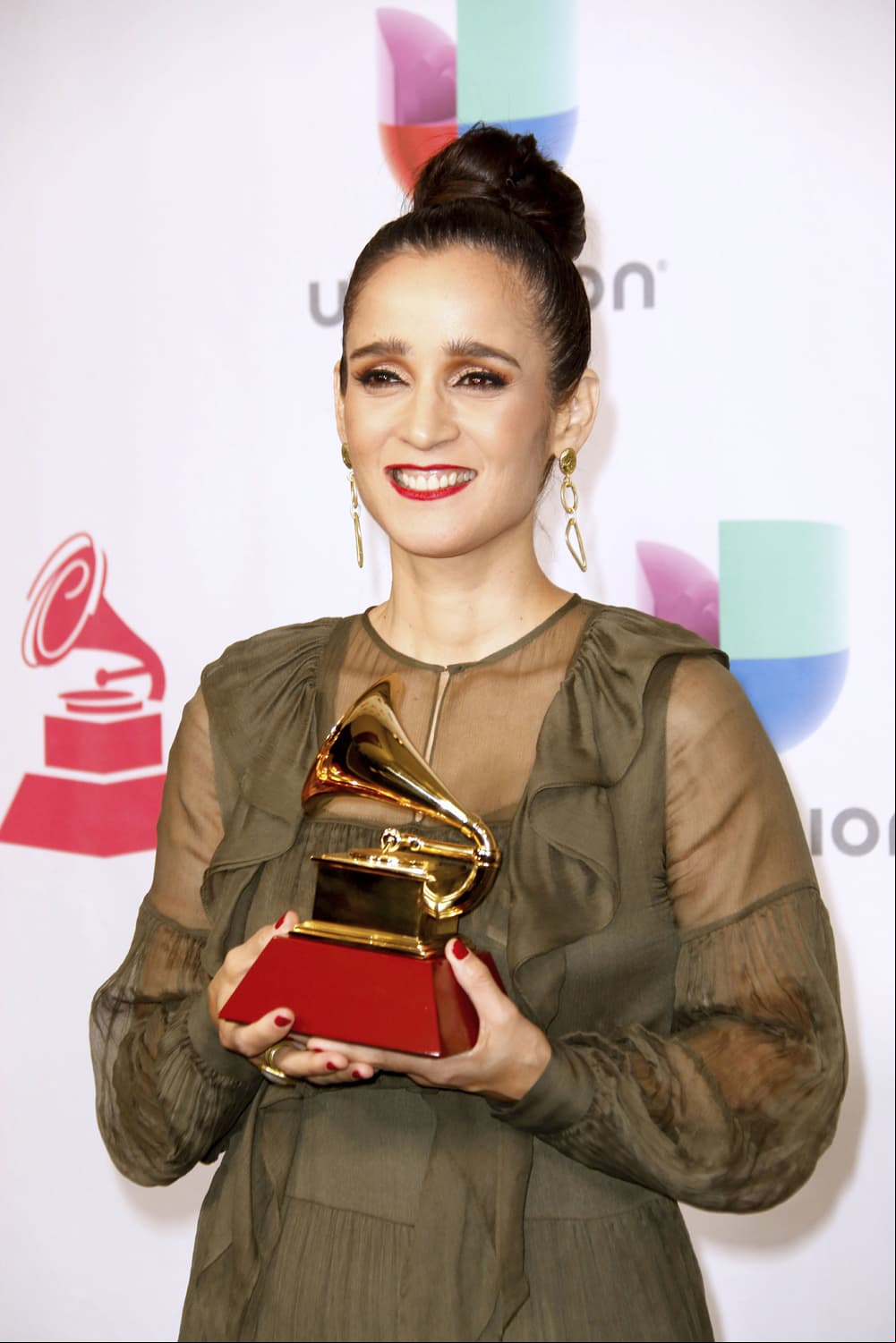 El 24 de noviembre, Julieta Venegas, quien nació en Long Beach, California, Estados Unidos, celebrará su cumpleaños y desde sus inicios, en 1997, ha vendido más de 20 millones de álbumes de estudio.