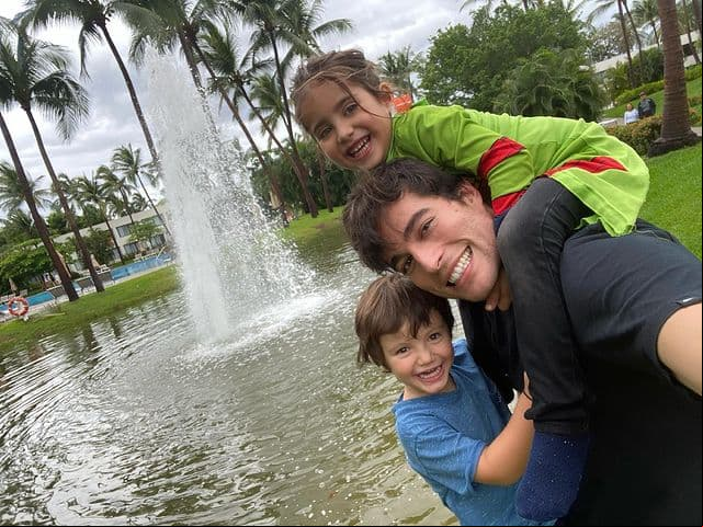 Durante el tiempo que duró su relación amorosa con Michelle Renaud, Danilo Carrera tuvo una extraordinaria conexión con Marcelo, hijo de la actriz, con quien a casi medio año de terminar su romance, sigue conviviendo.