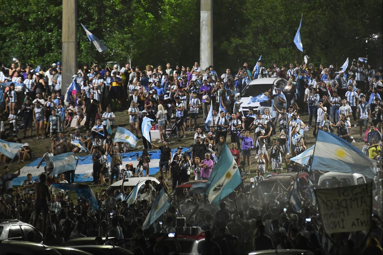 Festejos de la selección argentina en Buenos Aires tras ganar el Mundial Qatar 2022.