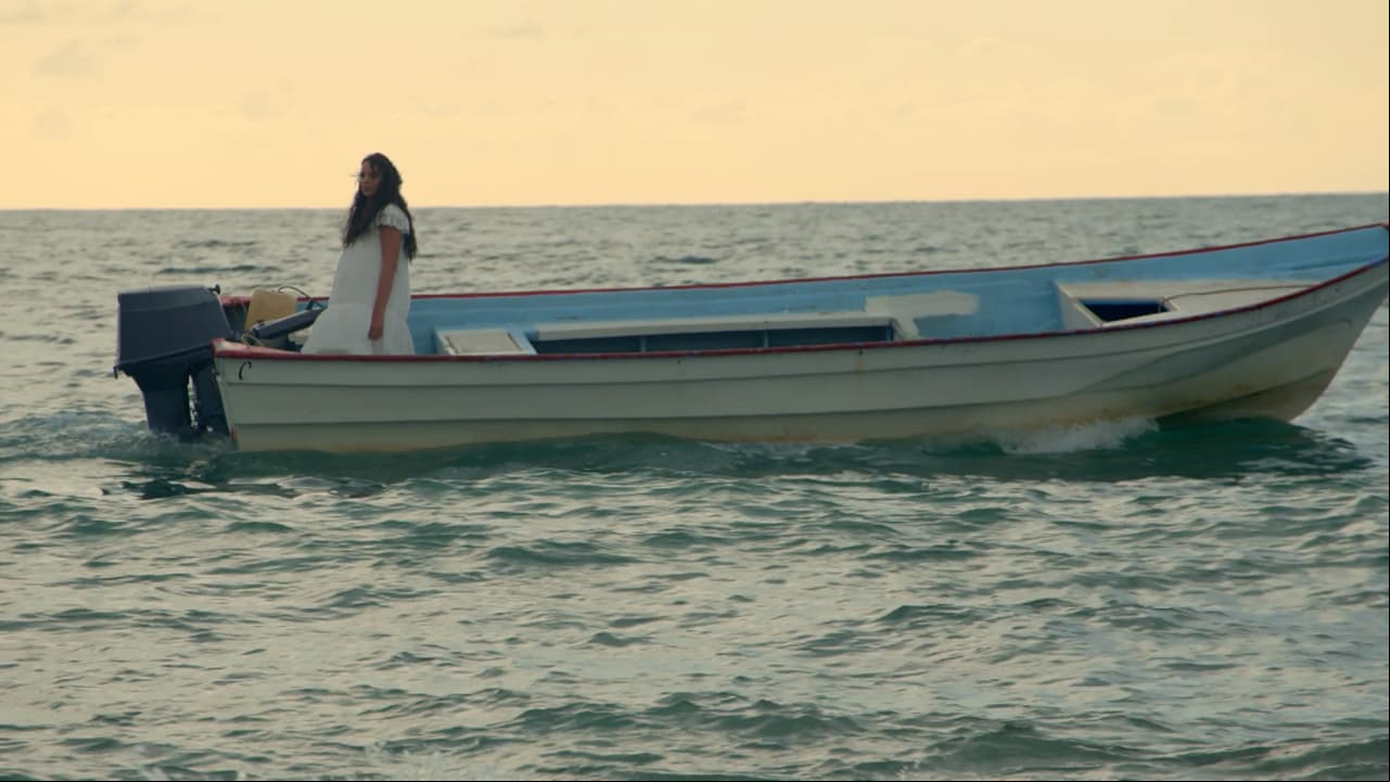 'Adela' queda desconsolada por la noticia y diario sale al mar a buscar al amor de su vida.