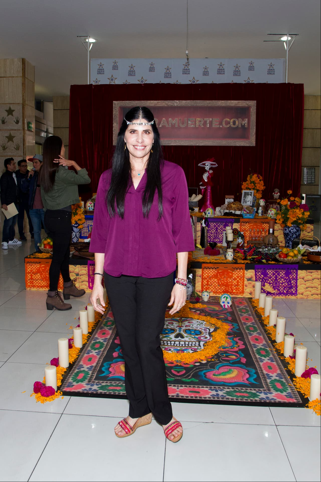 Raquel Garza llegó caracterizada de su personaje, una 'adivina' charlatana que se enfrentará a la muerte.