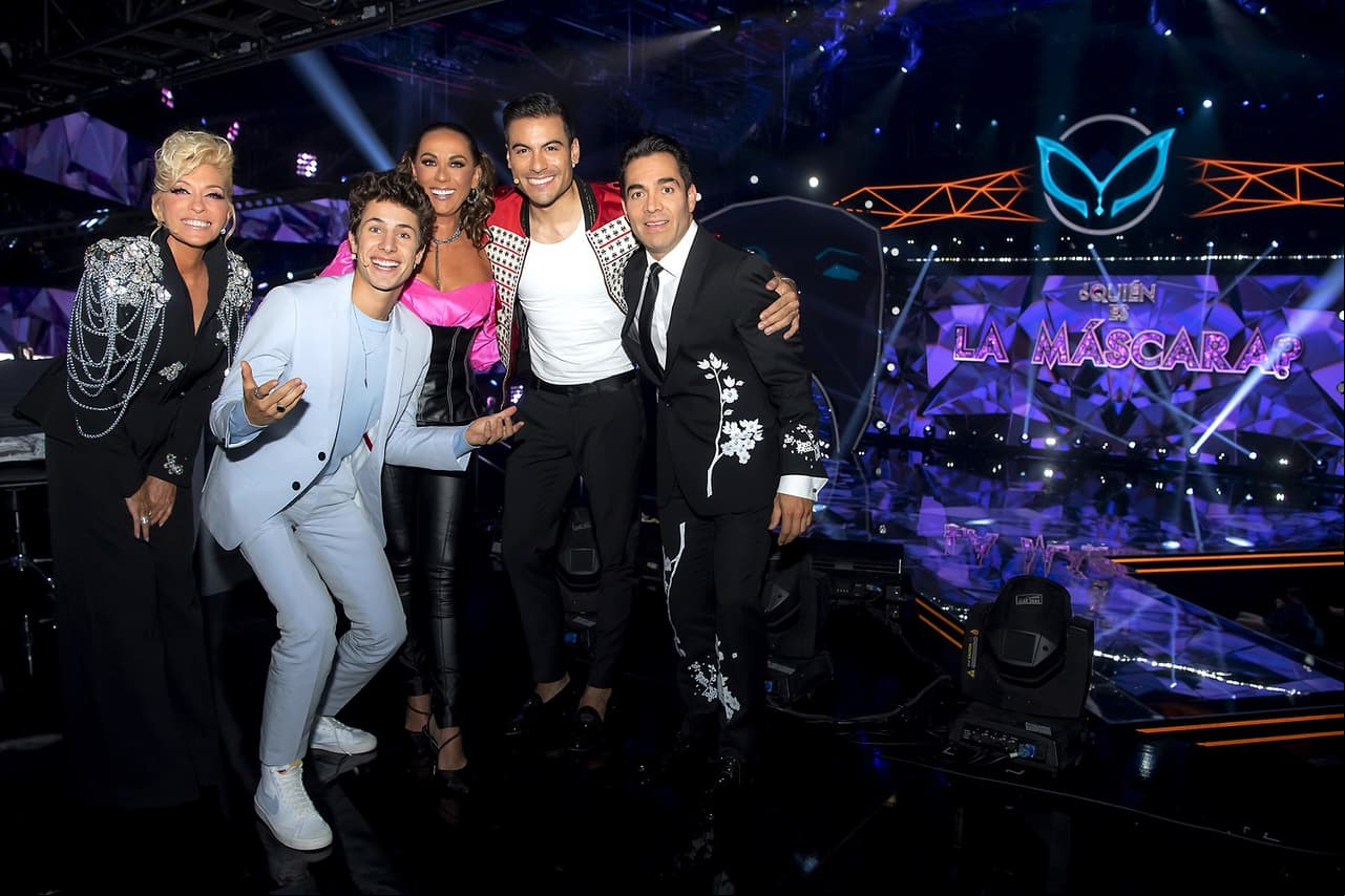 En Televisa, Carlos Rivera también ha destacado por su participaciones en programa como 'La Voz Kids' y recientemente fue investigador de ‘¿Quién es la Máscara?’.