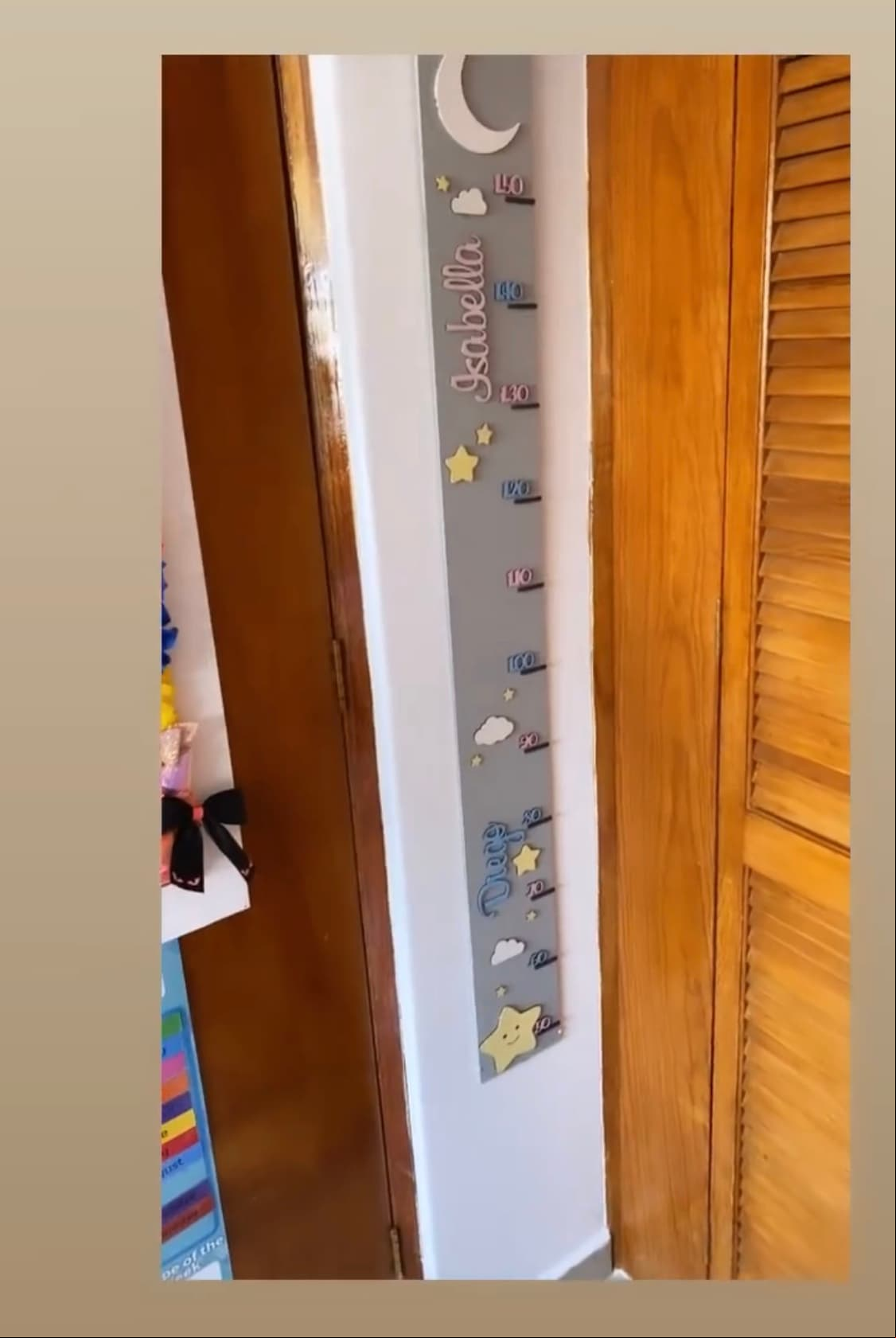 En la pared también se puede apreciar una tabla medidora, la cual sirve para documentar el crecimiento físico de los niños.