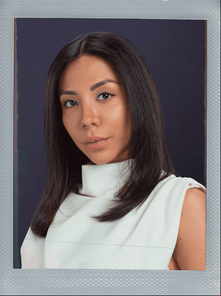 'Fernanda Navarro', interpretada por Michelle González, es una mujer astuta, calculadora y ambiciosa. Se avergüenza de su pasado y hace todo lo posible por resguardarlo. Es cercana a la familia Cantú y es la mejor amiga de 'Elisa, a quien le oculta un gran secreto.