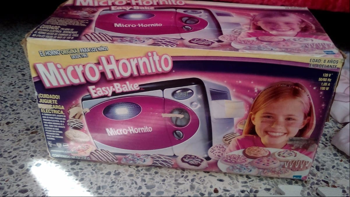 Micro-Hornito. ¿Quién dijo que la repostería era difícil? Este juguete le permitía a las niñas hacer pasteles con facilidad.