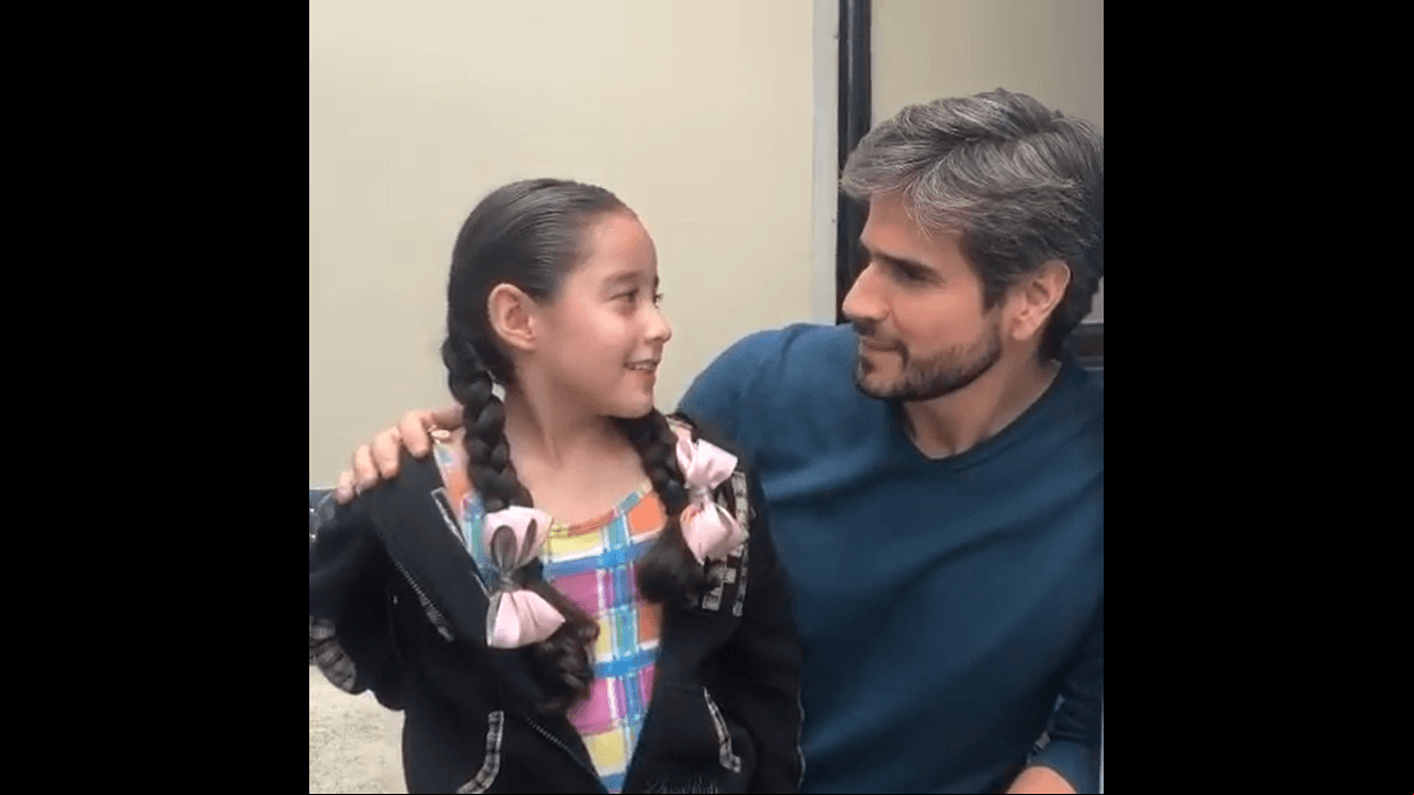 “Hoy vi a Daniel Arenas, quien fue mi papá en la telenovela Corazón Indomable cuando fui Lupita la huerquilla greñuda”, precisó la pequeña como descripción del video.