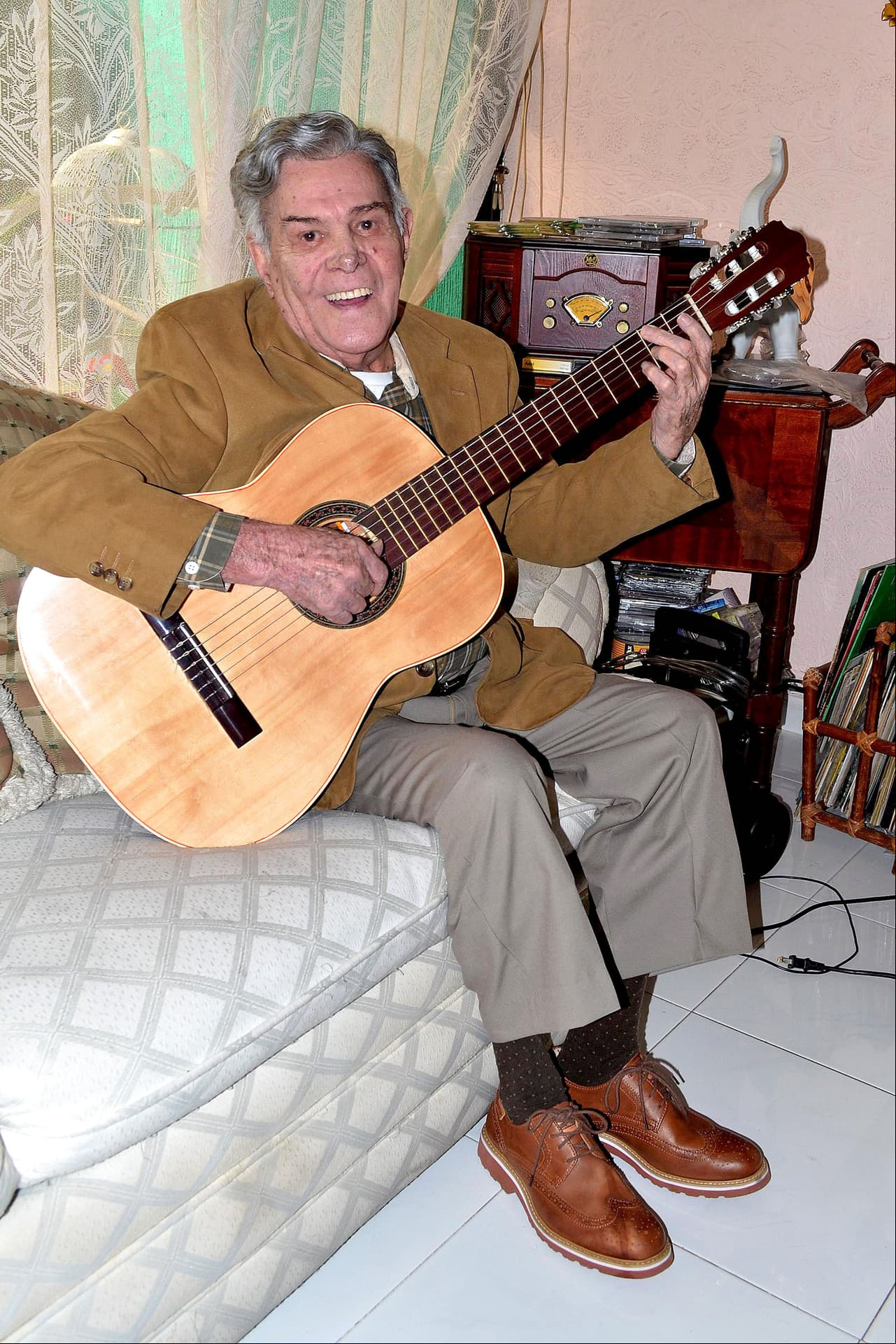 El 14 de enero murió el músico Chamín Correa a los 90 años de edad. Días antes de su partida, el artista, mejor conocido como ‘El Requinto de Oro’, fue internado por edema pulmonar y una afección cardíaca, como consecuencia de los 70 años que fumó.