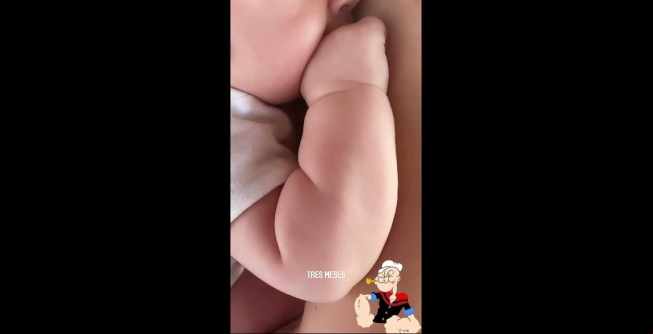 Con esta tierna imagen, Erik Hayser celebró el tercer mes de vida de su primogénito.
