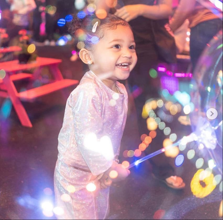 Tal como ocurrió el año pasado, la empresaria realizó el festejo llamado ‘Stormi world’ (el mundo de Stormi), en el que ofreció diversas atracciones de feria a sus invitados.
