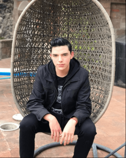 ¿Cuáles son tus pasatiempos? “Me encanta cantar y bailar. Cuando tengo tiempo y no tengo muchas cosas que hacer, agarro un desodorante como micrófono y me pongo a cantar y bailar lo que me venga en gana y cocinar, me gusta mucho cocinar y hacer postres”.
