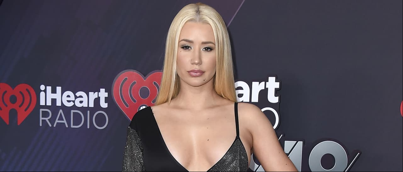 Iggy Azalea luce sus curvas con atrevida transparencia