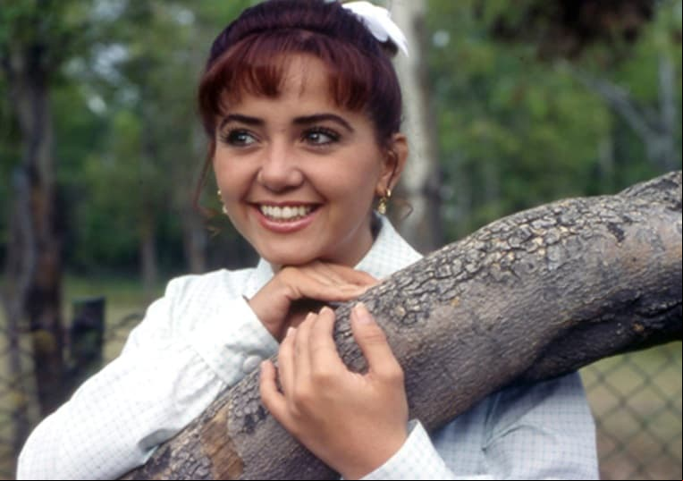 Andrea Legarreta participó en la segunda parte de la telenovela y en 1992 se unió al reparto de ‘Baila Conmigo’, donde trabajó con Paulina Rubio, Biby Gaytán y Eduardo Capetillo.