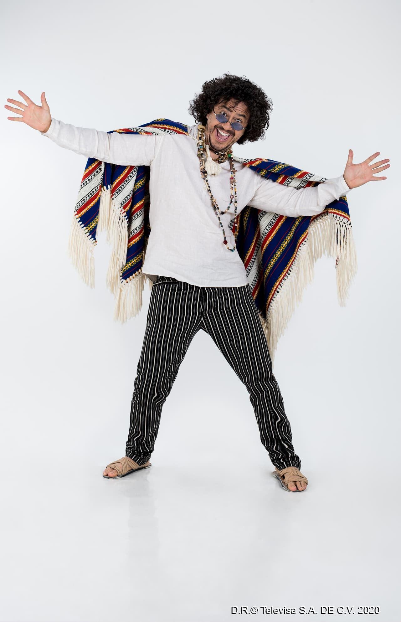 3. ALDOLFO
<br>
<br>¿Por qué no disfrazarse de este fósil de la UNAM o hippie? Necesitas sólo el pelo alborotado, unos huaraches, ropa holgada estilo hippie y collares, pulseras, hasta incluso un poncho.