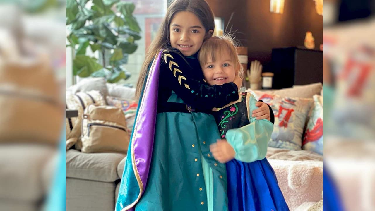 Aitana Derbez y Kailani se convierten en princesas de Disney listas para decorar el árbol de Navidad