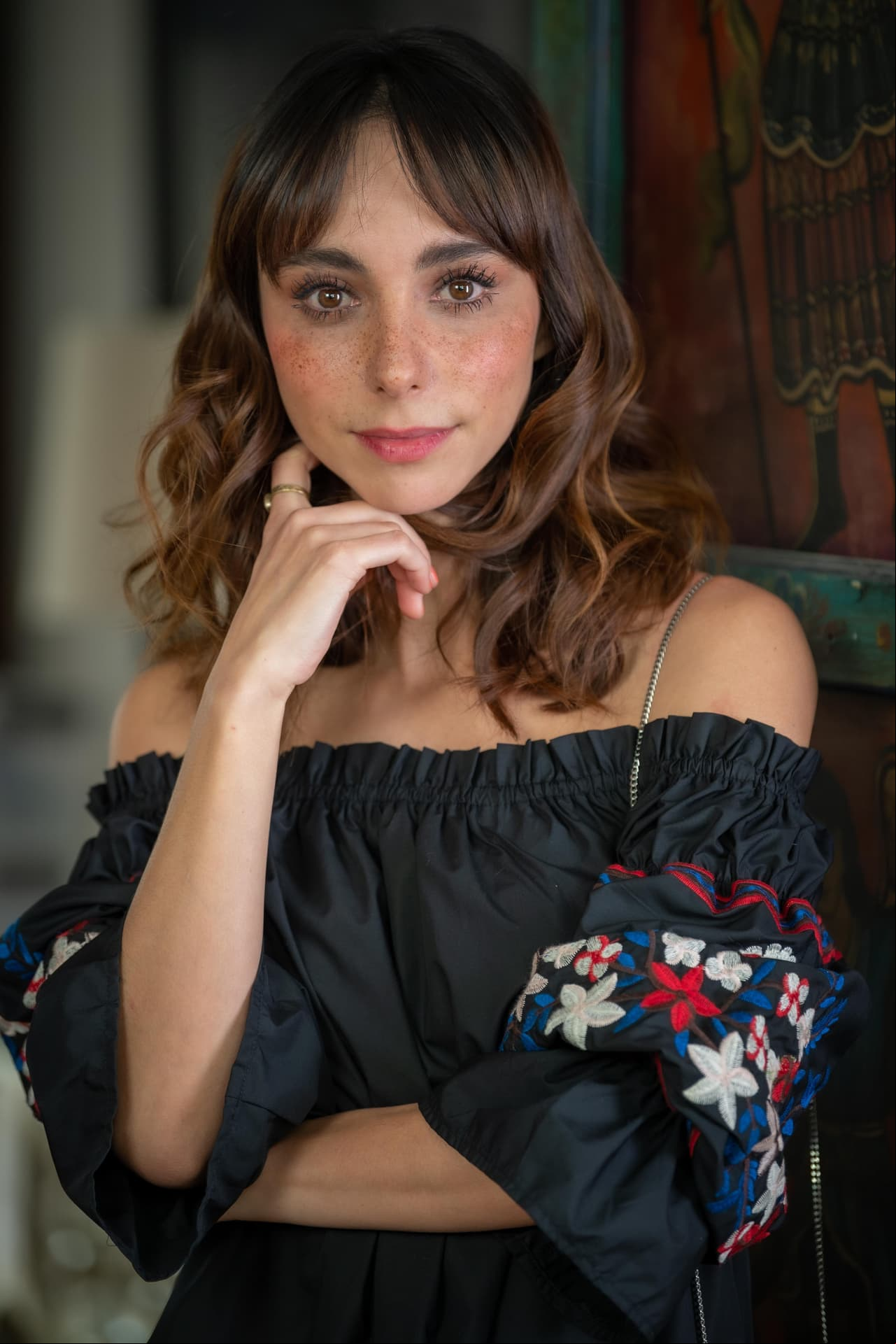 Desde pequeña, 'Lola' (Natalia Téllez) ha aprendido a tener confianza en sí misma, es independiente y espontánea. Mejor amiga y confidente de 'Vera', es capaz de protegerla ante cualquier adversidad.