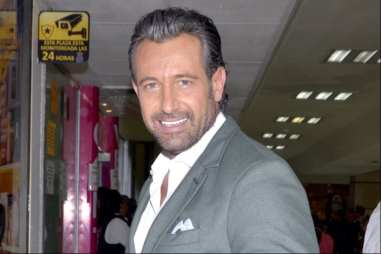Gabriel Soto disfruta de unas vacaciones con sus hijas