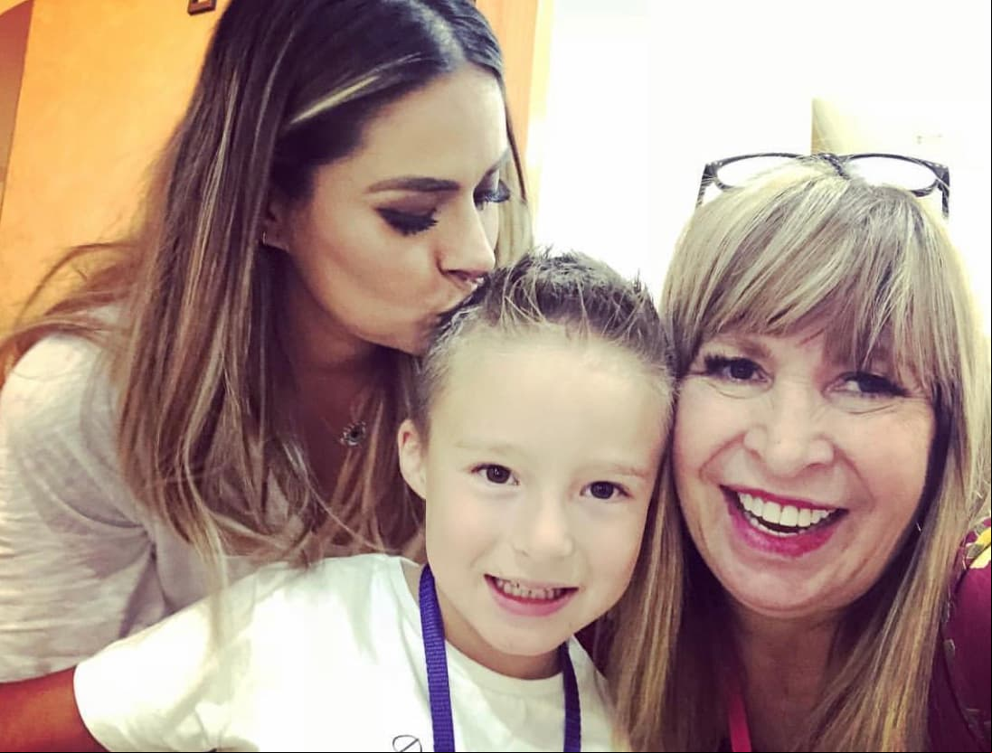 Pero la entrega de Magda Rodríguez no fue solo con los televidentes, sino con el elenco que conformó su equipo de trabajo, tal como lo demostró con Galilea Montijo, Andrea Legarreta, Paul Stanley, Raúl "El Negro" Araiza y Jorge "El Burro" Van Rankin, entre otros, con quienes siempre tuvo una excelente relación laboral y amistosa.
