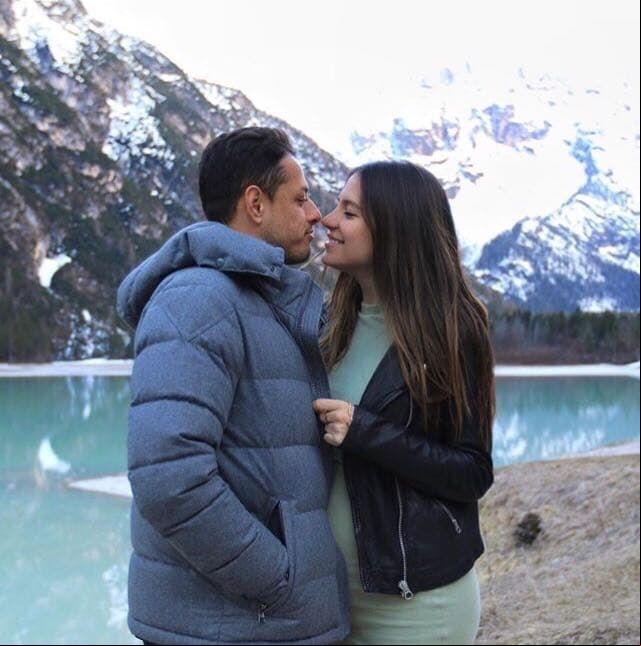 Posteriormente, en enero de 2019, Chicharito utilizaría sus redes sociales para anunciar el embarazo de su novia con una serie de videos en donde ambos están siendo entrevistados y revelan que esperan a su primer hijo. "Vamos a tener un bebé", anunció la pareja en voz alta, al mismo tiempo.