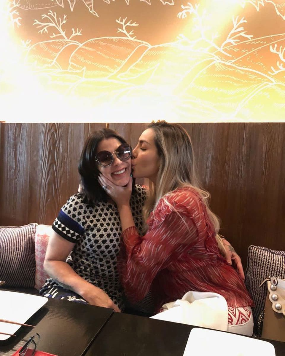 La buena relación entre madre e hija trascendió en los siguientes años, compartiendo emotivos momentos juntas en sus redes sociales. Incluso cuando Alejandra se recuperaba de un problema en la cadera, la joven estuvo al pendiente de ella.